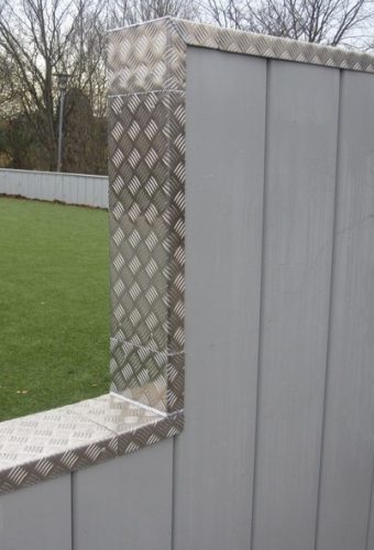 Truline sport field wall with aluminium cap