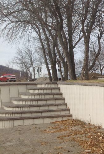 Truline retaining wall with segment cap option